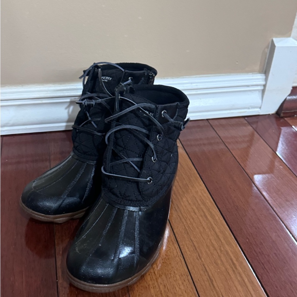 LIKE NEW- SPERRY- Women’s  Black Quilted Duck Boots - Classic Winter Waterproof